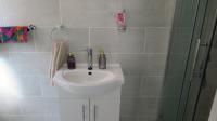 Main Bathroom - 3 square meters of property in Jansen Park