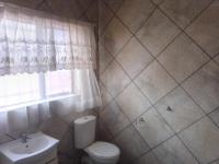 Bathroom 1 of property in Daggafontein