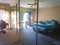 Main Bedroom of property in Daggafontein