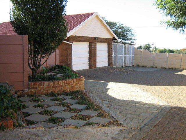 4 Bedroom House for Sale For Sale in Riebeeckstad - Home Sell - MR083055