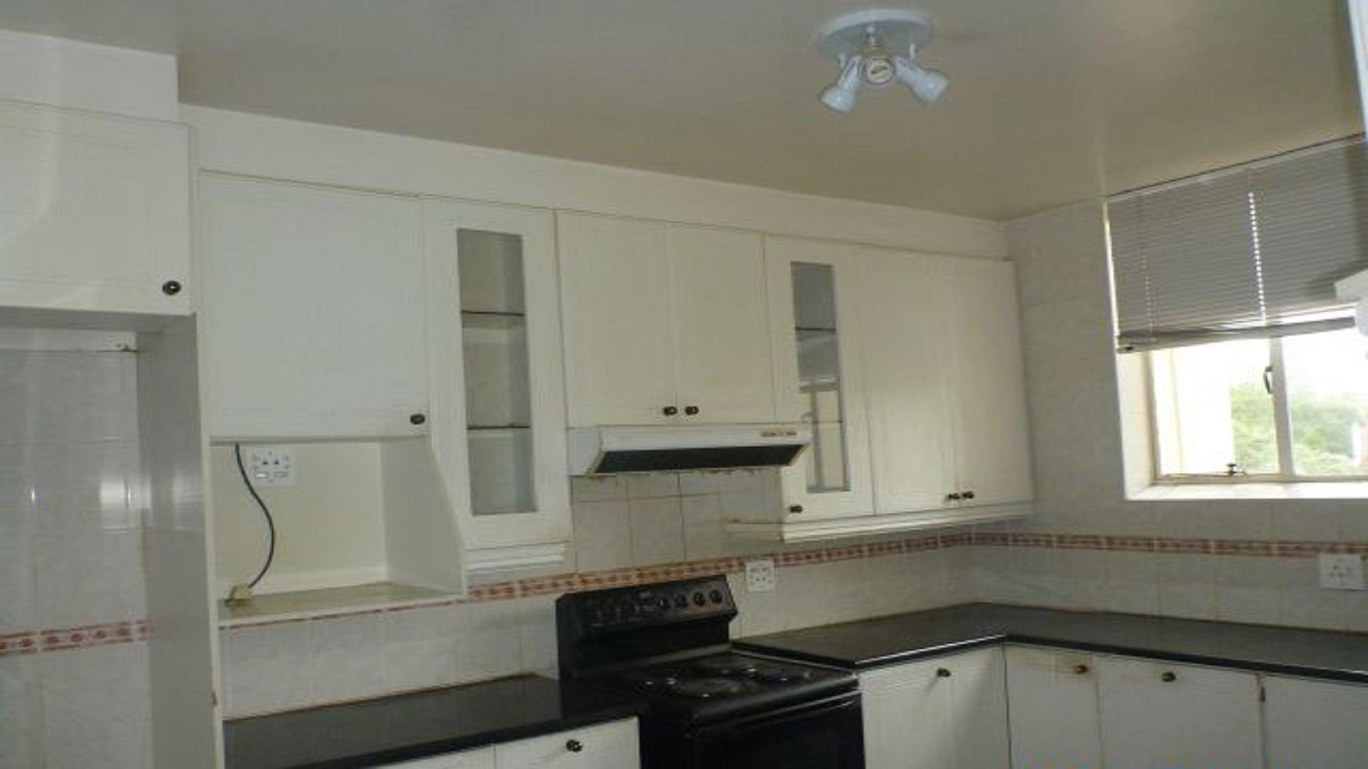 Kitchen of property in Bedford Gardens