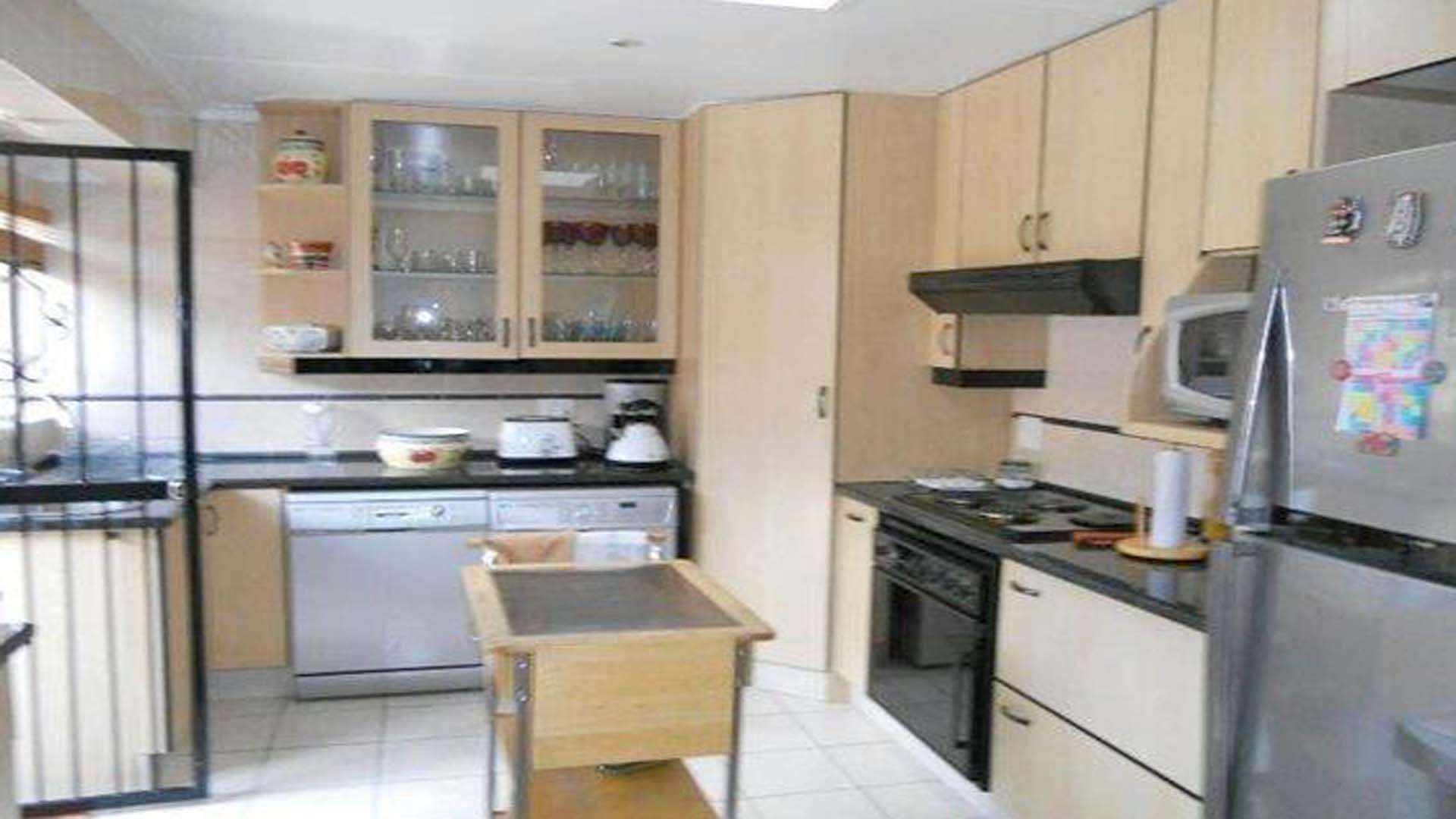 Kitchen - 19 square meters of property in Sunward park