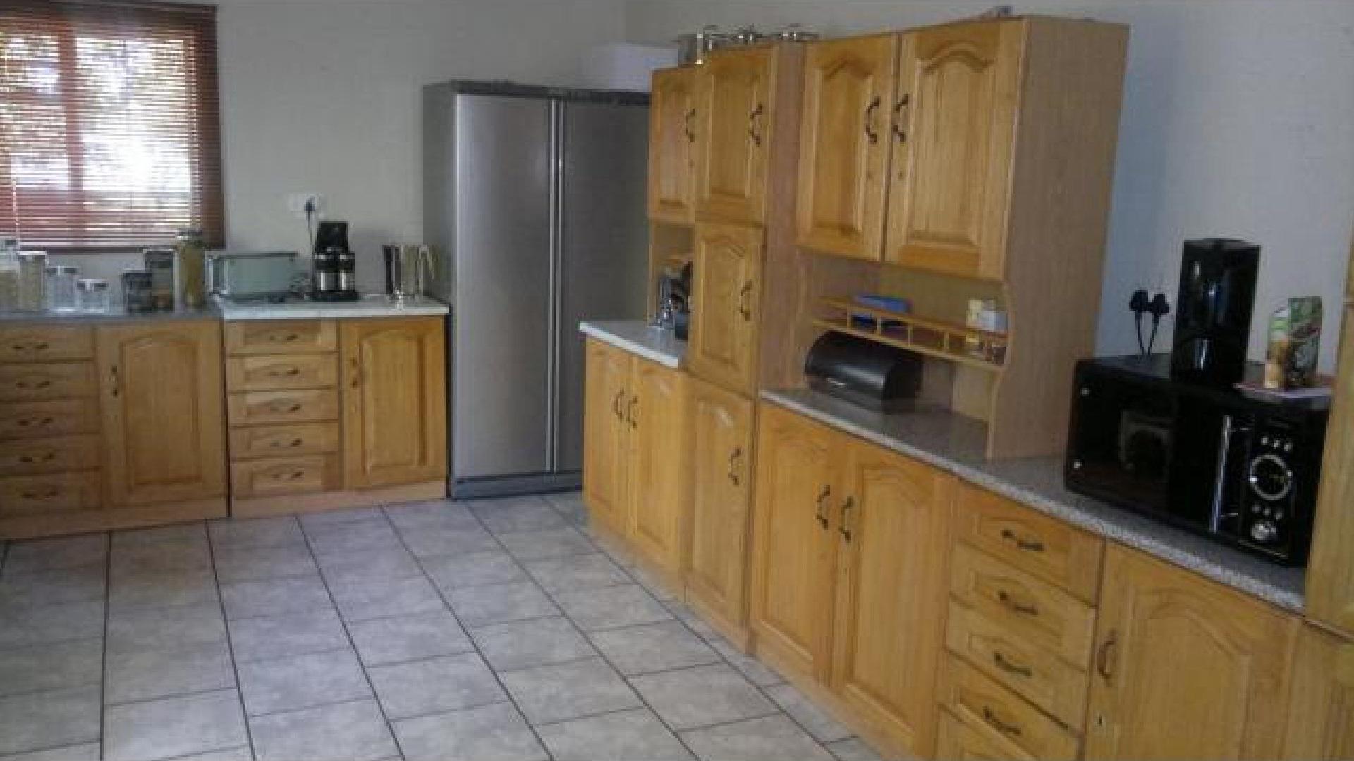 Kitchen - 18 square meters of property in Theunissen