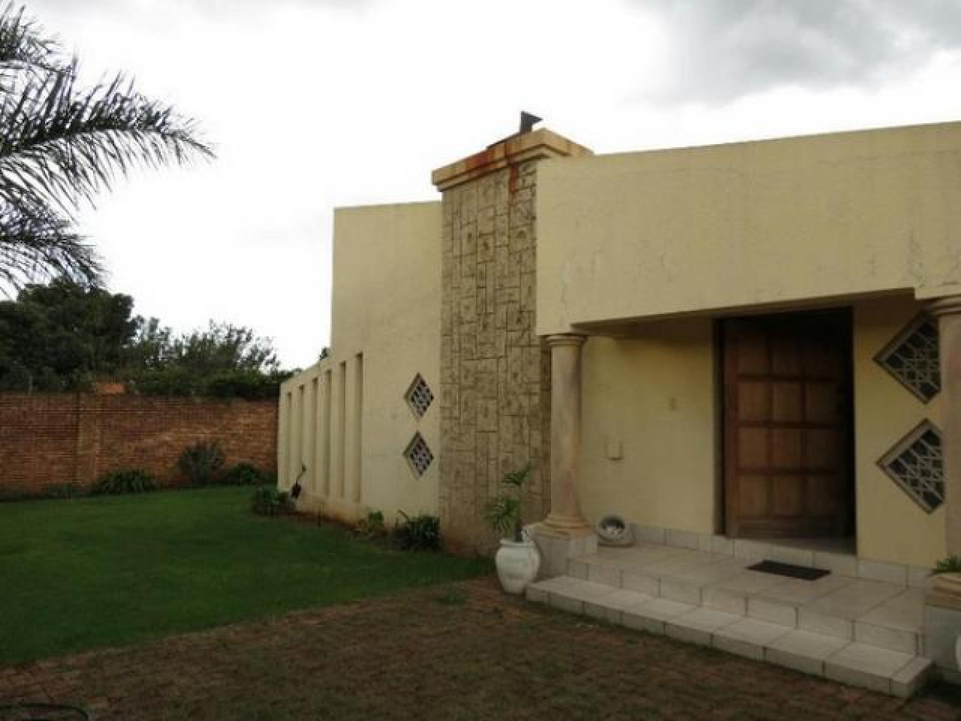 Front View of property in Bonaero Park