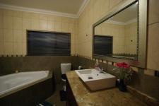 Bathroom 1 - 11 square meters of property in Silver Lakes Golf Estate