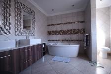 Main Bathroom - 14 square meters of property in The Wilds Estate