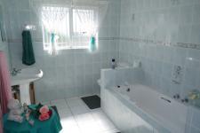 Main Bathroom - 10 square meters of property in Birkenhead