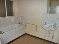 Main Bathroom - 762 square meters of property in Sophiatown