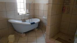 Bathroom 1 - 10 square meters of property in Eloff