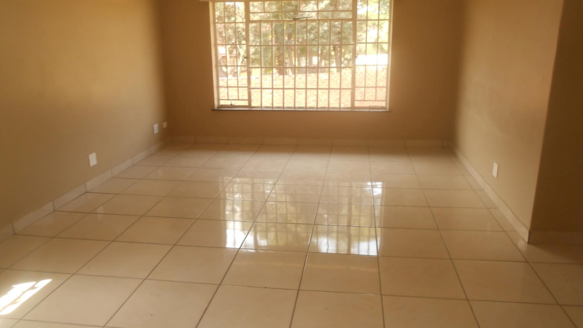 Lounges - 34 square meters of property in Emalahleni (Witbank) 