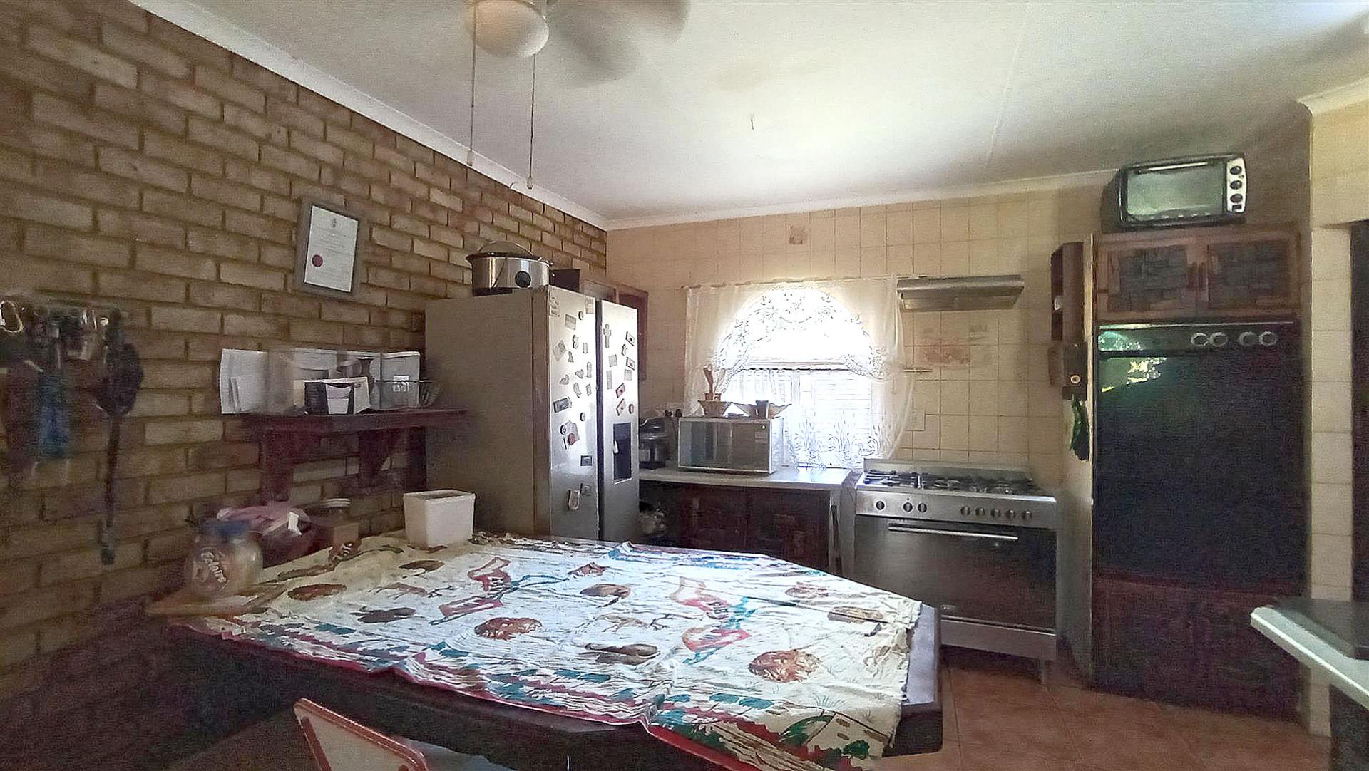Kitchen - 24 square meters of property in The Orchards