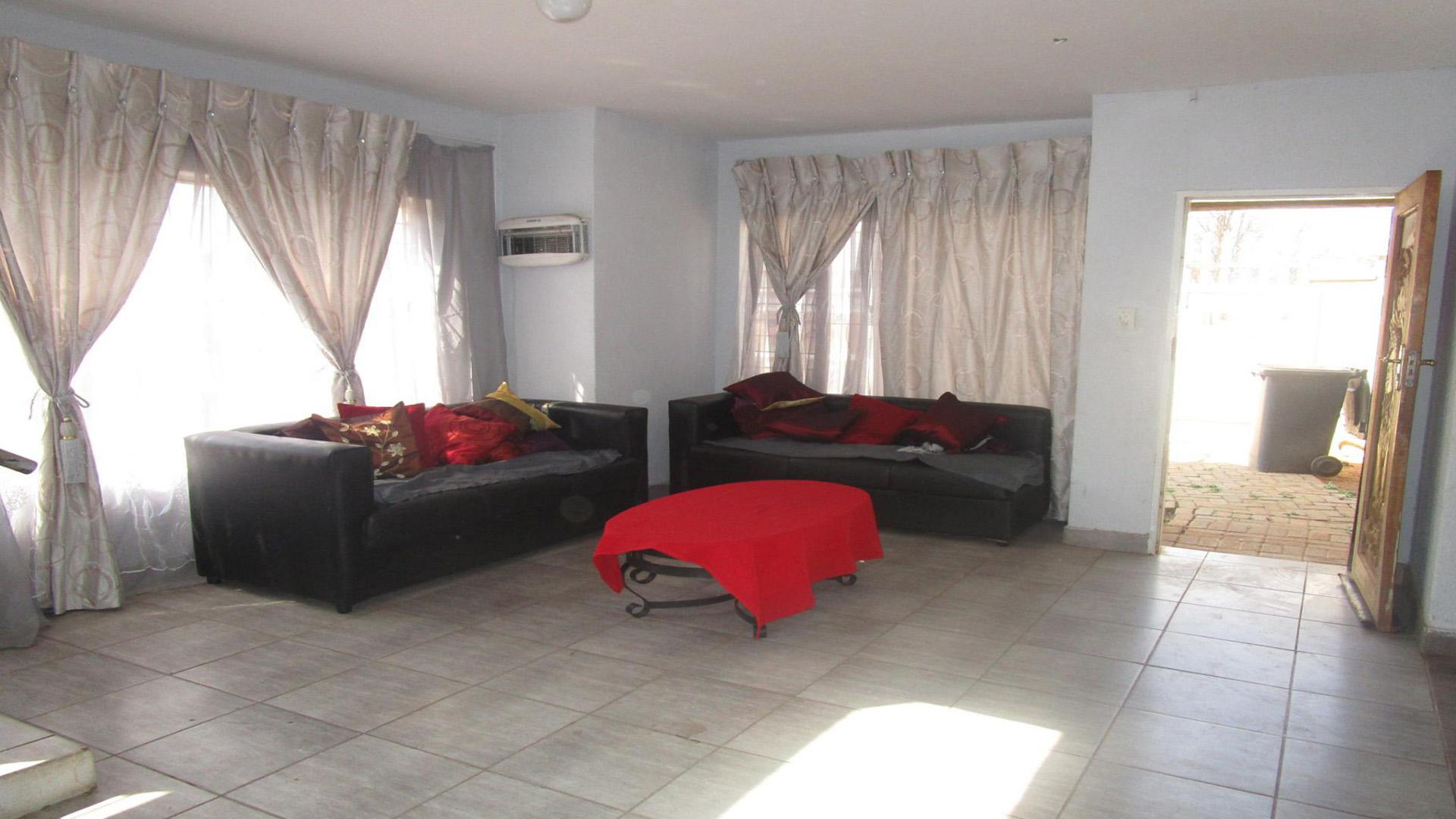 Lounges - 31 square meters of property in Randfontein