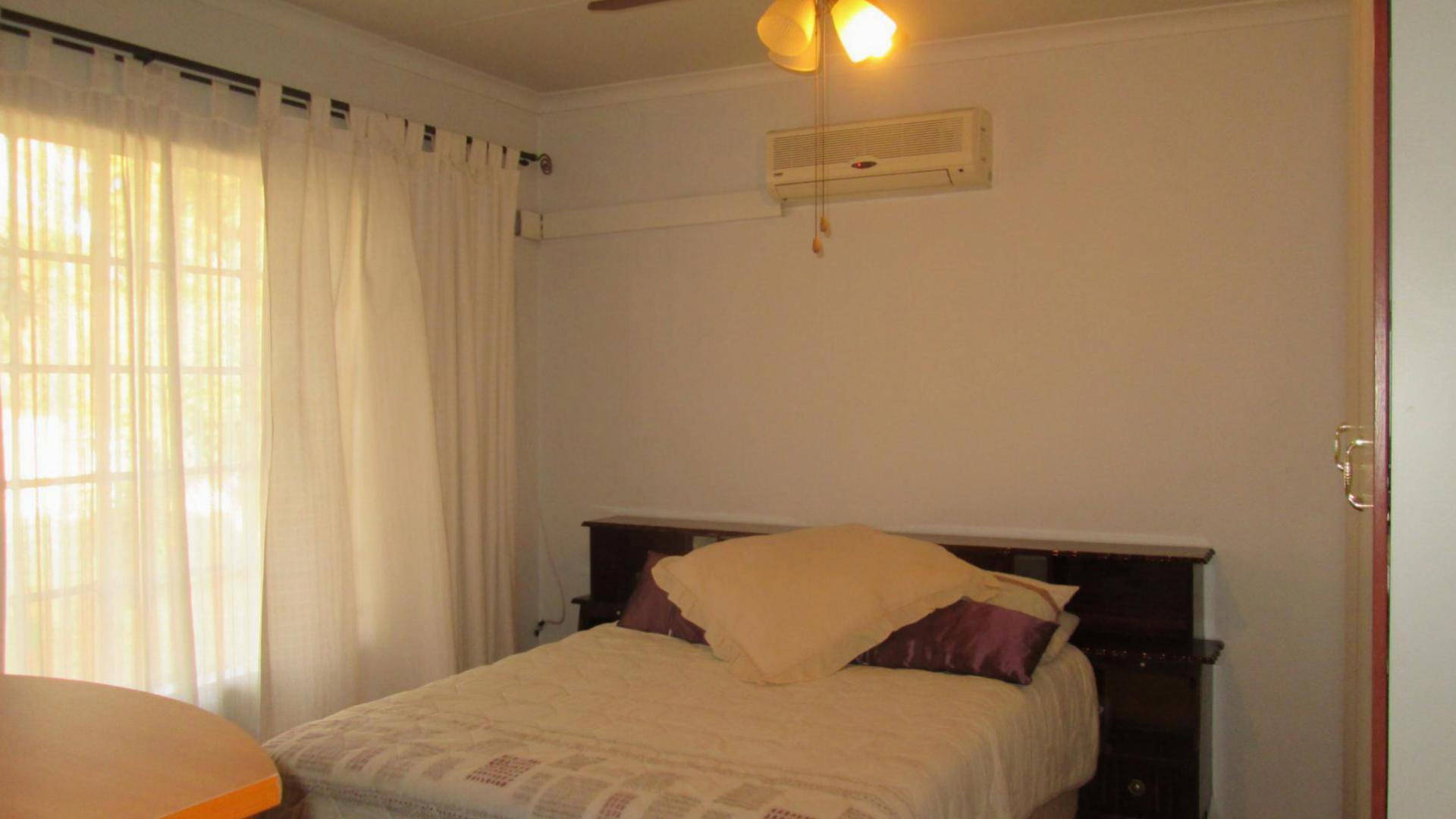 Bed Room 2 - 14 square meters of property in Impala Park