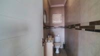 Guest Toilet - 2 square meters of property in Olympus