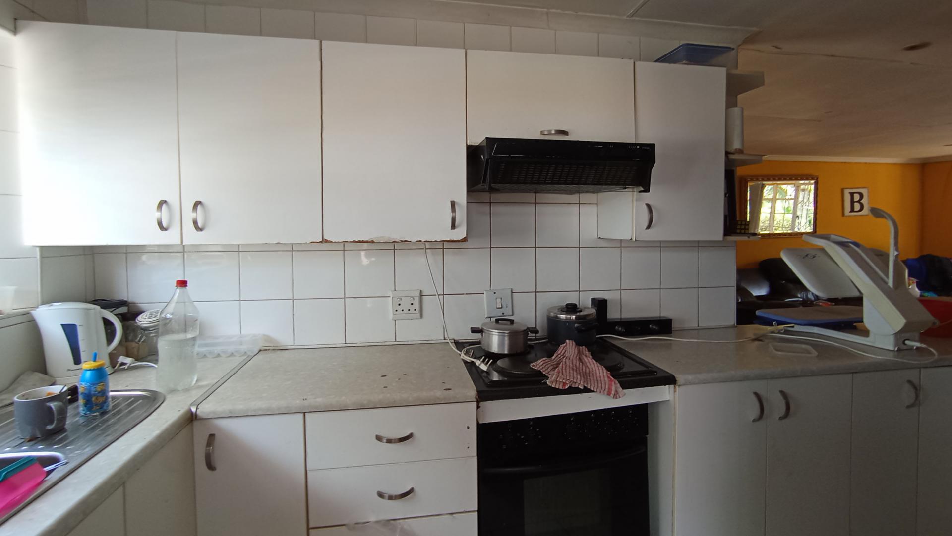 Kitchen - 9 square meters of property in Bloubosrand