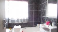 Bathroom 1 - 6 square meters of property in Vorna Valley