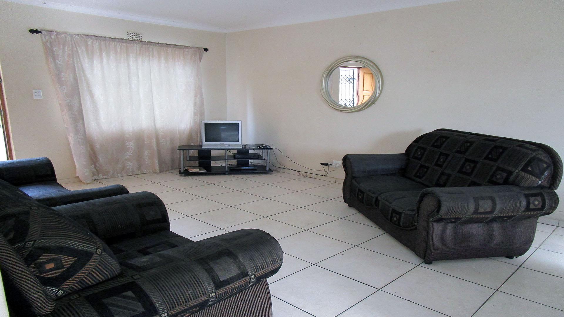Lounges - 17 square meters of property in Kenville