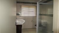 Main Bathroom - 7 square meters of property in Parkhaven