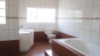 Main Bathroom - 18 square meters of property in Mondeor