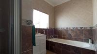 Bathroom 2 - 7 square meters of property in Berario