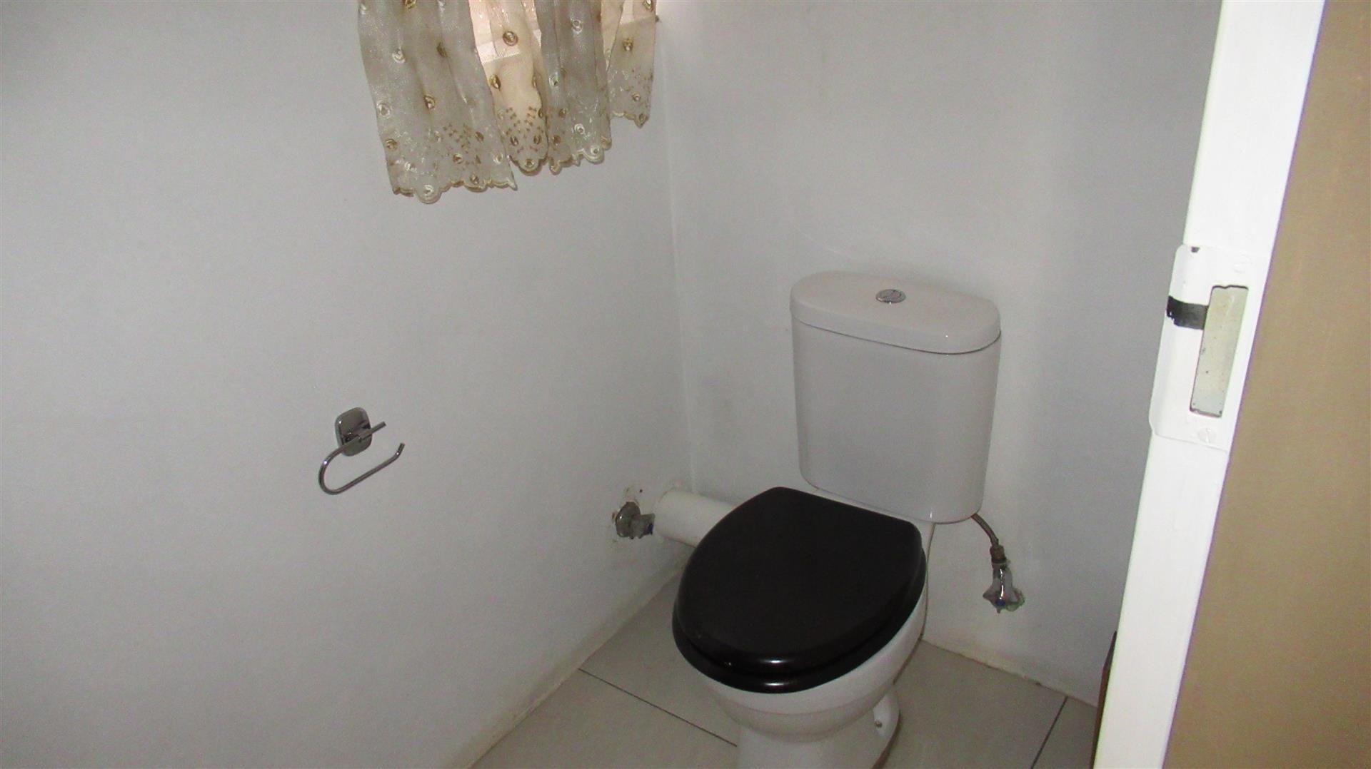 Guest Toilet - 5 square meters of property in Brackendowns