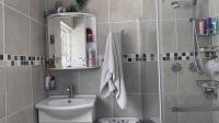 Main Bathroom - 4 square meters of property in Kew