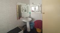 Bathroom 1 - 10 square meters of property in Mondeor