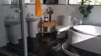Main Bathroom - 14 square meters of property in Lady Grey