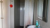 Bathroom 3+ - 4 square meters of property in Kharwastan