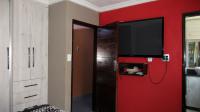 Main Bedroom - 15 square meters of property in Chantelle