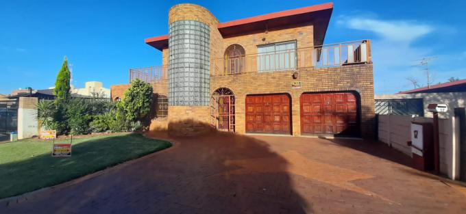 5 Bedroom House for Sale For Sale in Lenasia South - MR517077
