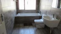 Main Bathroom - 10 square meters of property in Spruitview