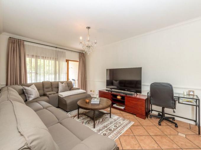 2 Bedroom Apartment for Sale For Sale in Saxonwold - MR528183