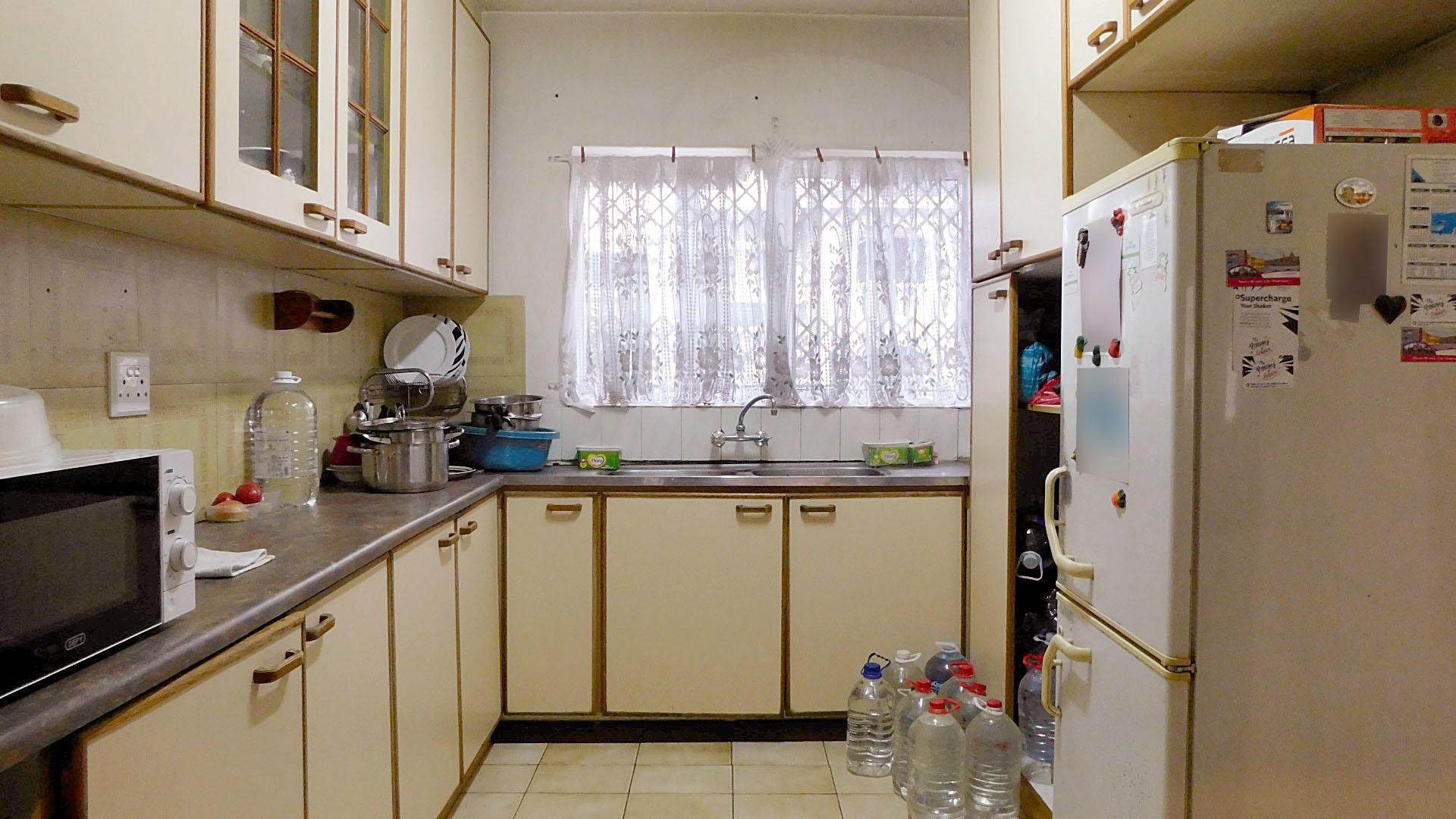 Kitchen - 10 square meters of property in Oaklands - DBN