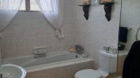 Bathroom 1 - 6 square meters of property in St Micheals on Sea