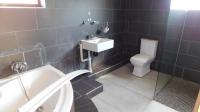 Main Bathroom - 11 square meters of property in Raisethorpe