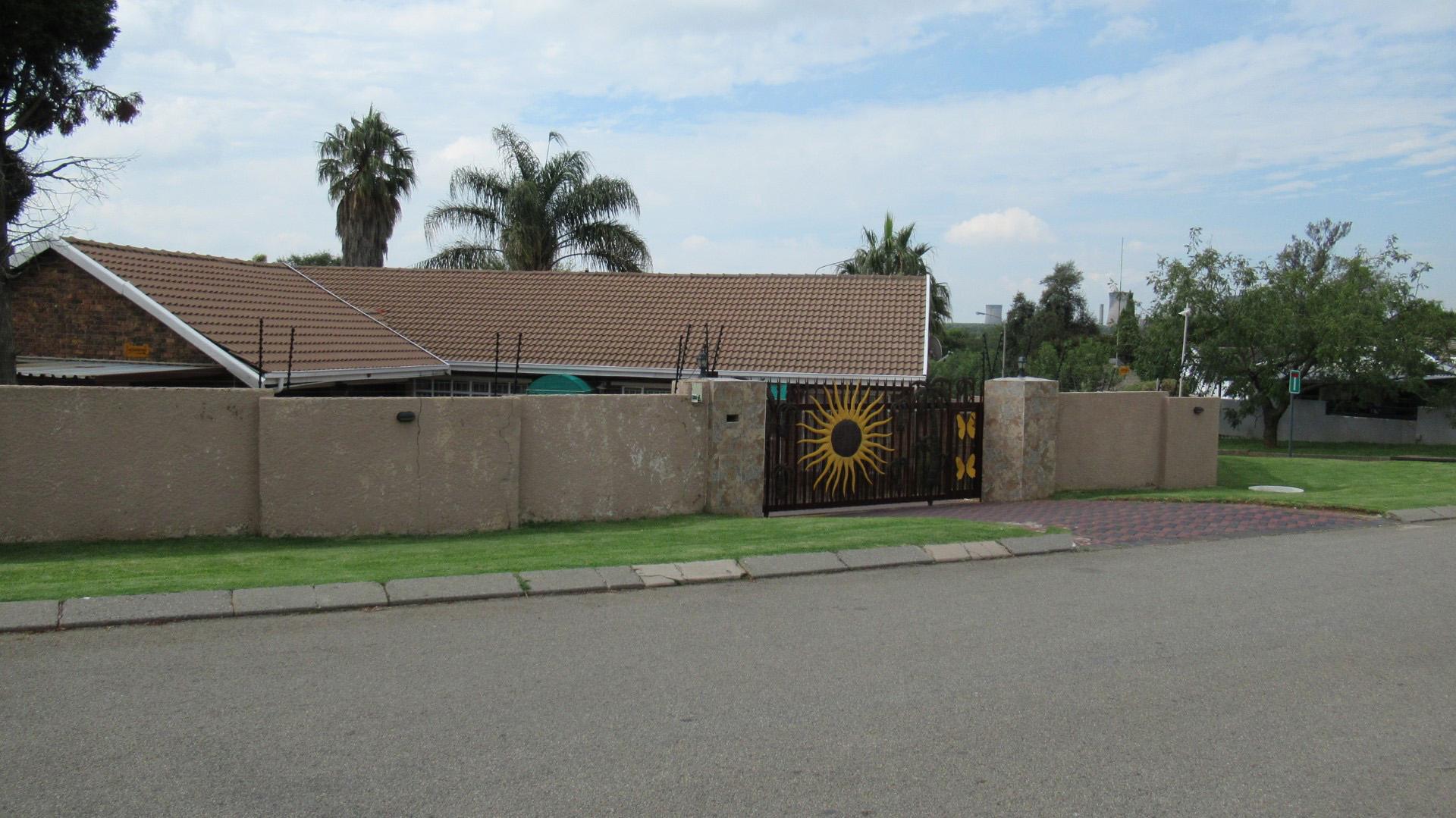 Front View of property in Isandovale