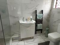 Bathroom 1 - 11 square meters of property in Yellowwood Park 