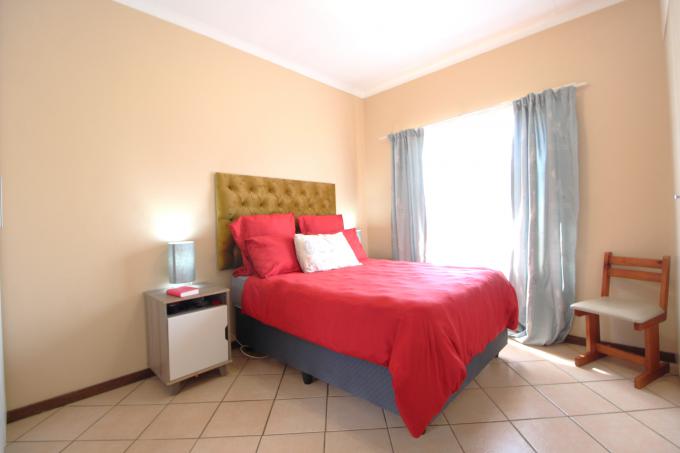 2 Bedroom Sectional Title for Sale For Sale in Die Hoewes - MR557452