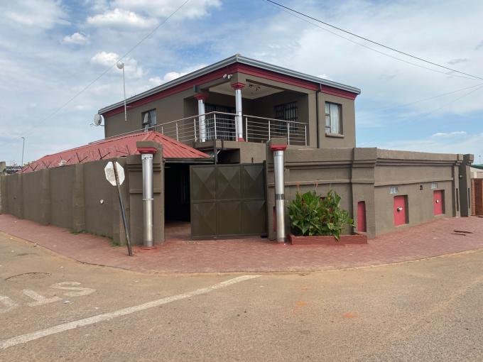 4 Bedroom House for Sale For Sale in Soweto - MR558009