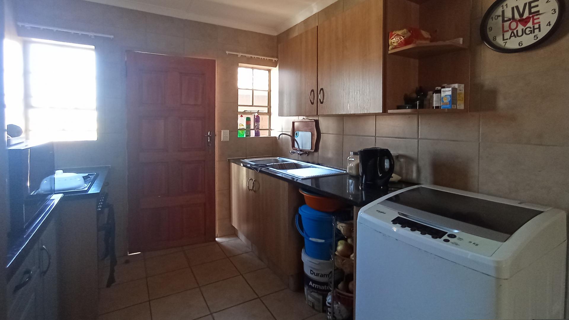 Kitchen - 5 square meters of property in Olievenhoutbos