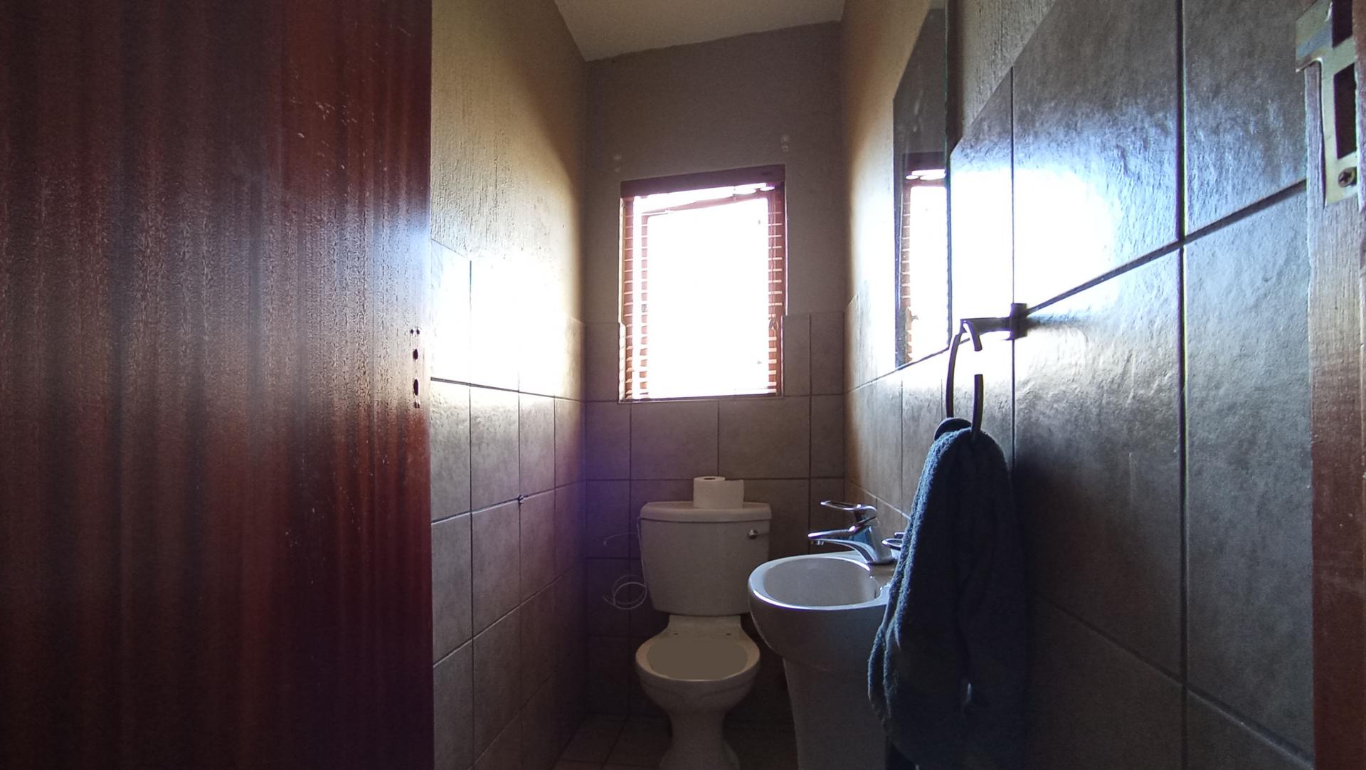 Guest Toilet - 2 square meters of property in Country View
