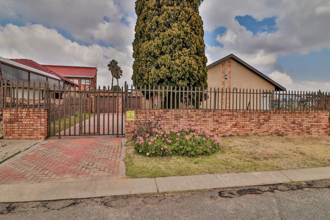 4 Bedroom House for Sale For Sale in Lenasia South - MR565007