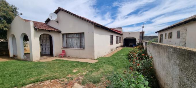 4 Bedroom House for Sale For Sale in Lenasia South - MR565019