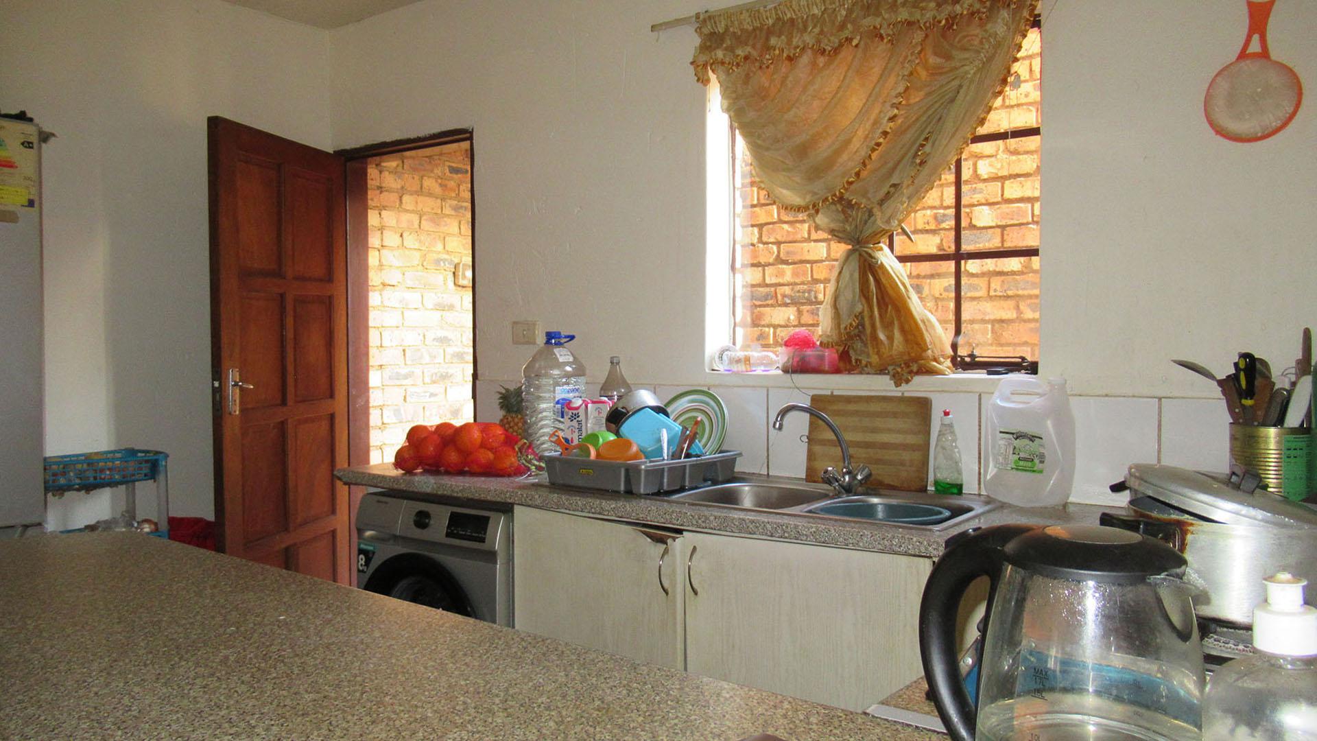 Kitchen - 11 square meters of property in Chloorkop