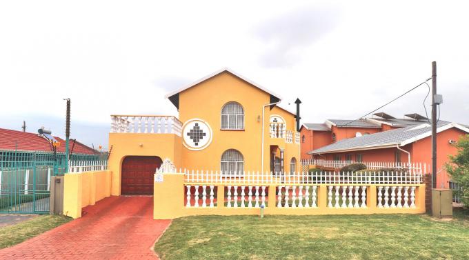 4 Bedroom House for Sale For Sale in Lenasia South - MR566650