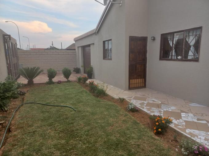 3 Bedroom House for Sale For Sale in Lenasia South - MR570846