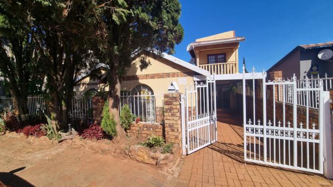 5 Bedroom House for Sale For Sale in Lenasia South - MR573415