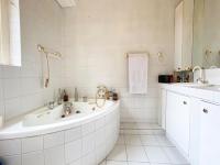 Main Bathroom - 11 square meters of property in Killarney