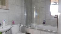 Bathroom 1 - 5 square meters of property in Heuweloord